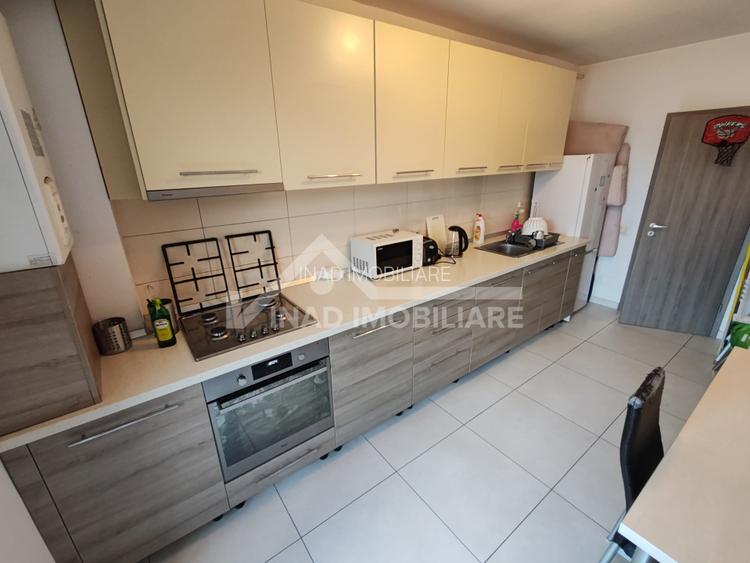 Apartament cu 3 camere, 2, bai, balcon si terasa, Str. Constanta - 9