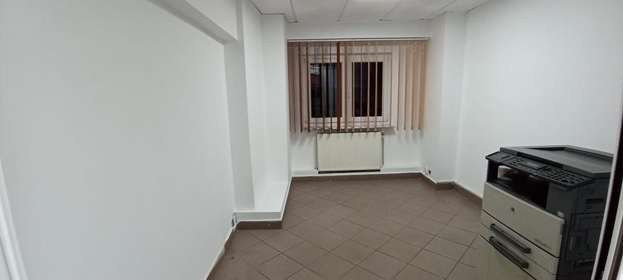 Vanzare apartament 3 cam la parter cu balcon stradal zona Parc Sebastian sect 5