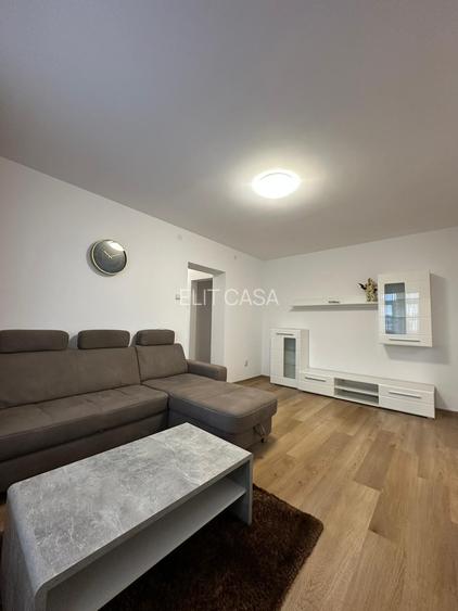 Apartament cu 3 camere, zona Podu de Piatra - 2