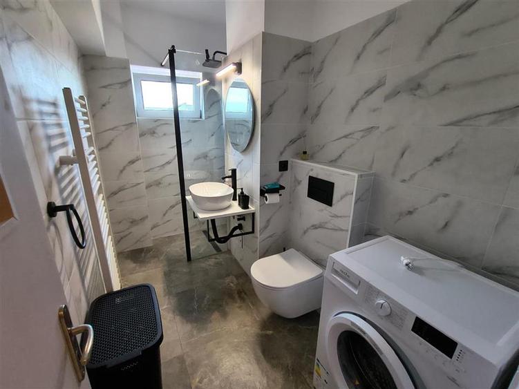 Apartament 2 camere balcon parcare zona Sub Arini