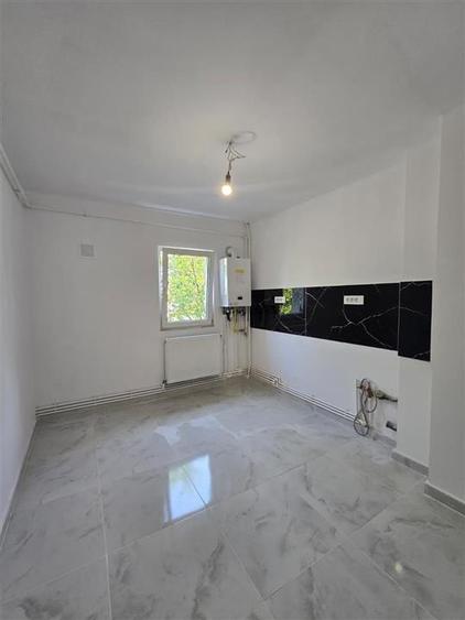 Etaj 1 - Piata Dacia, 4 camere decomandat cu 2 bai, liber