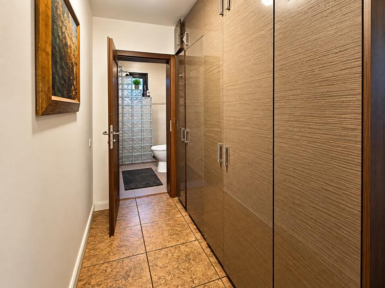 Casa de vanzare PIpera, 5 camere, 3 bai, zona linistita