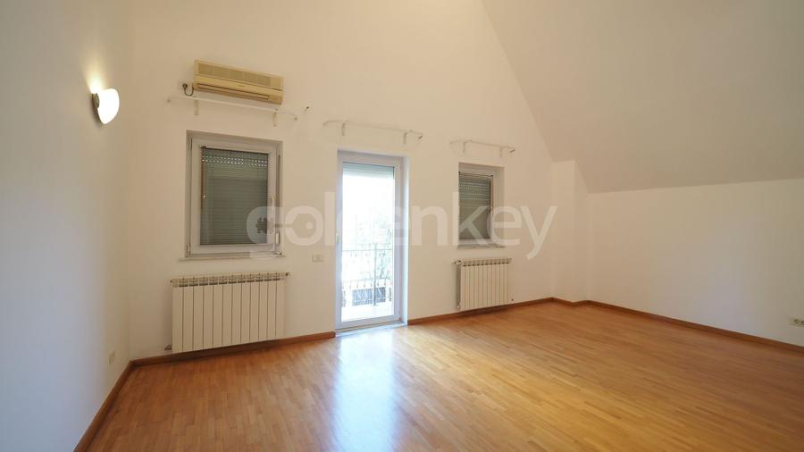 Vila cu 6-7 camere si gradina generoasa