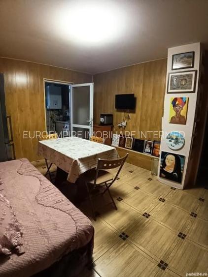 Apartament cu  2 camere de  vânzare, decomandat, zona KM 5 - 3