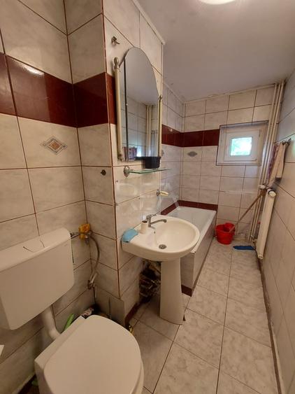 3 camere Vitan decomandat, an 1981, metrou, 62 mp, anvelopat