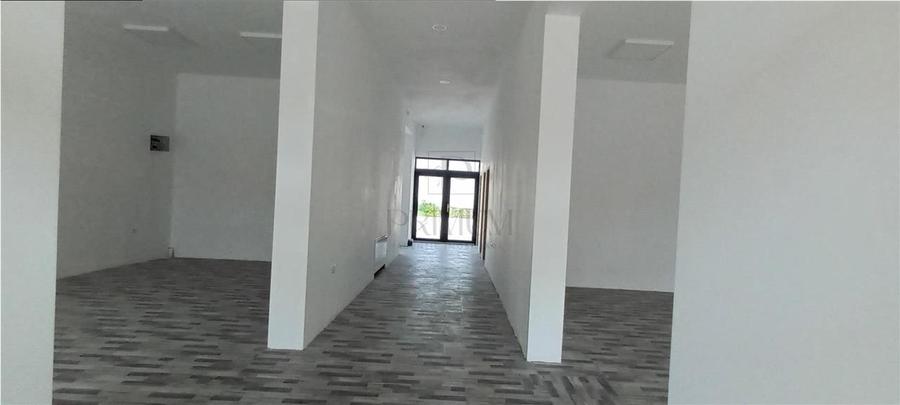 Spatiu Comercial cu 3 usi din sticla si vitrine mari - Elisabetin
