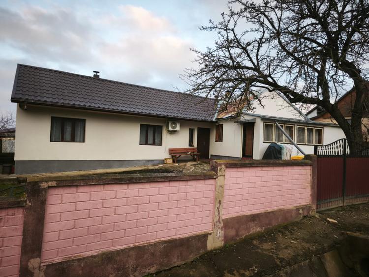 Casa de vanzare cu 3 camere, 80 mp, 900 mp teren, Siret