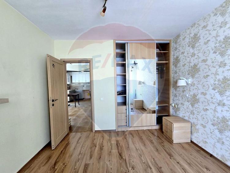Apartament cu 3 camere de vânzare, parcare– Șesul de Sus, Florești