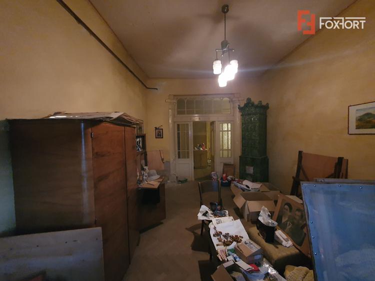 Apartament cu 5 camere de vanzare in Deta, zona Central