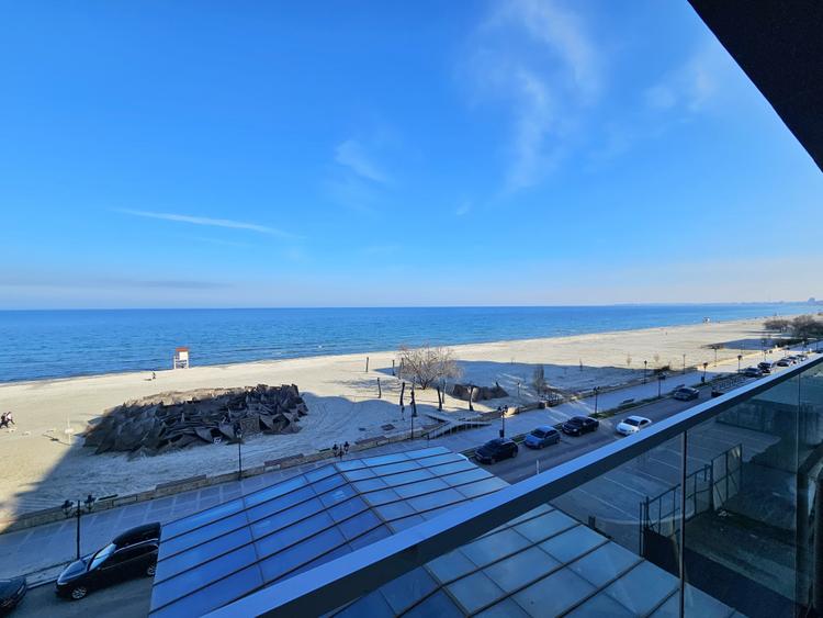 Vedere frontala la mare in primul rand la promenada
