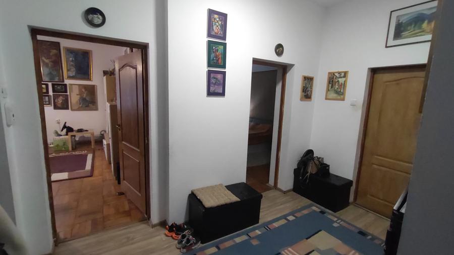 Vand apartament 3 camere in vila, cartierul Dambul Rotund