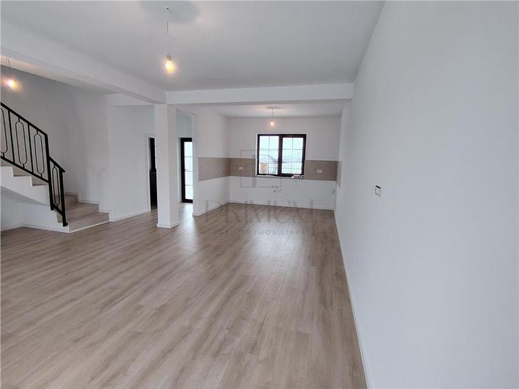 Duplex despartit prin camera tehnica - toate utilitatile- zona excelenta