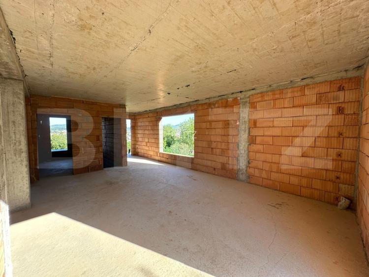 Casa la rosu, Demisol+Parter+Etaj, 223 mp, teren 10 ari - 10