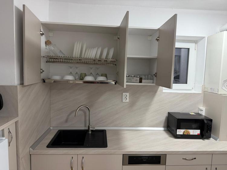 De inchiriat apartament 3 camere cu loc de parcare - Piata Unirii