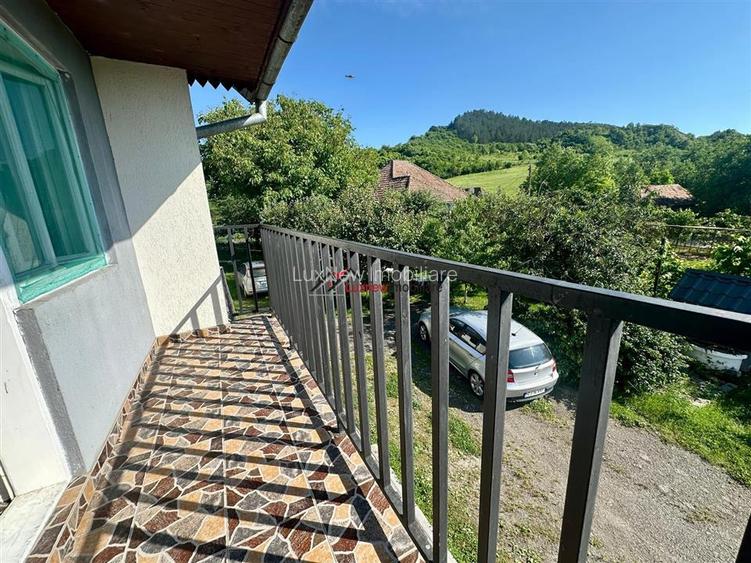 Casa indviduala cu 3 camere, living, bucatarie, 2 bai si mansarda in apropiere d - 5