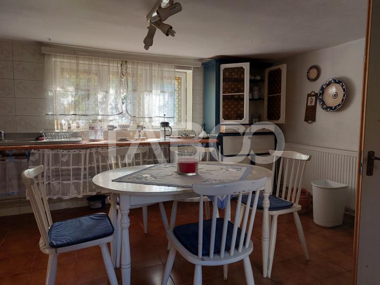 Casa de vanzare cu 2 apartamente separate si teren 544 mp Cisnadioara