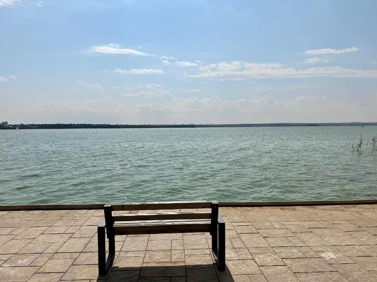 Apartament 3 camere Mamaia, vis a via de Hotel Iaki, cu vedere la lac