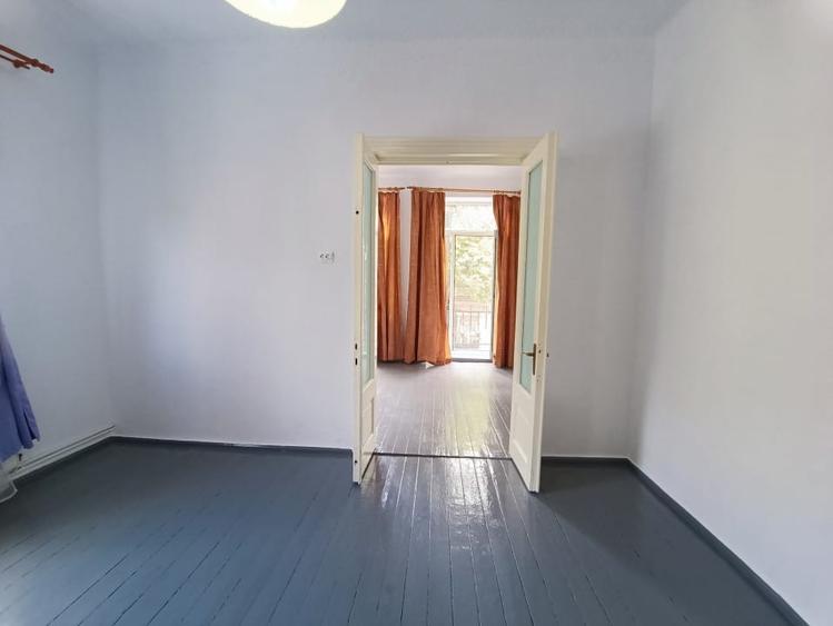 CENTRU SALA SPORTURILOR(COD03)- Casa interbelica si curte generoasa !
