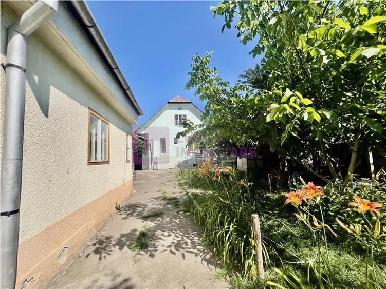 Casa de vanzare | 2 constructii | 540 mp teren | zona Lupeni | pivnita