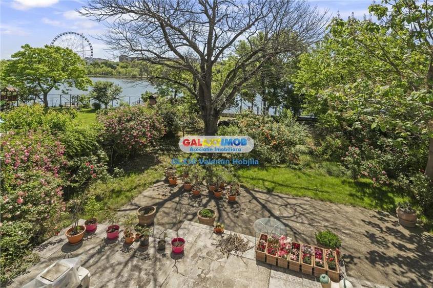 Exclusive property ON THE SHORE OF LAKE TEI - TEI PENINSULA