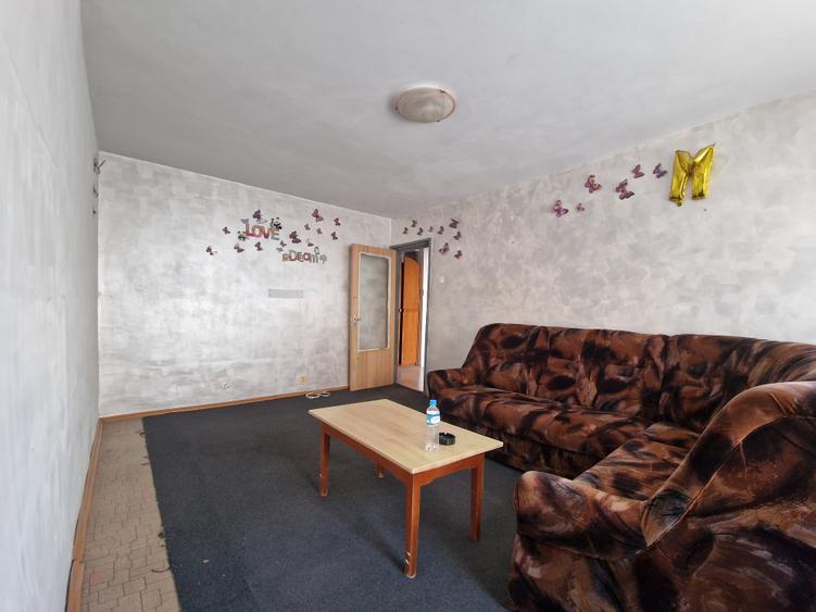 Navodari( Sud, Str Rândunelelor)- 2 camere decomandate, etaj 3/4, liber