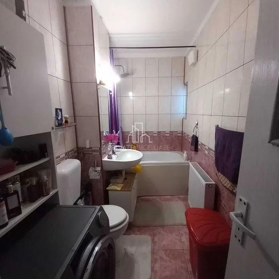 Apartament 2 camere, hol patrat, etaj intermediar, Dambu