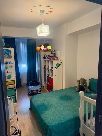 Apartament 3 cam. Decomandat. Loc parcare acoperit. 10 min metrou. An 2017.