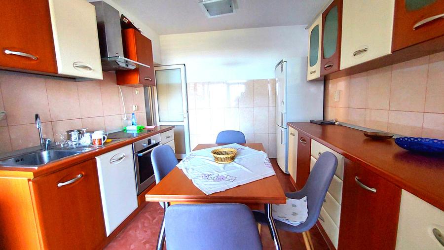 Apartament cu 4 camere 2 bai, 2 balcoane, boxa si garaj CETATE mobilat si utilat
