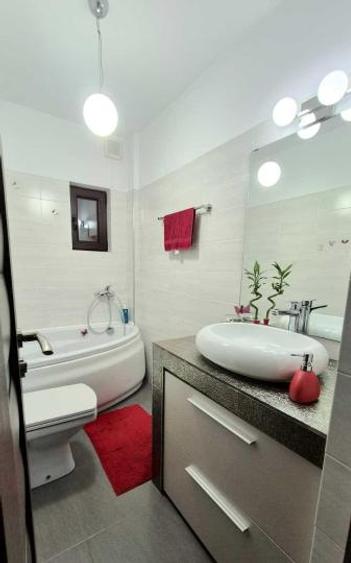 Apartament de vânzare cu 3 camere, zona Far