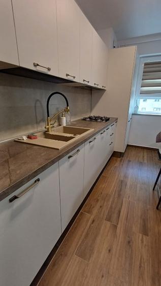 Vând apartament 2 camere 1/2, dotat și mobilat lux, boxă, 2 locuri de parcare