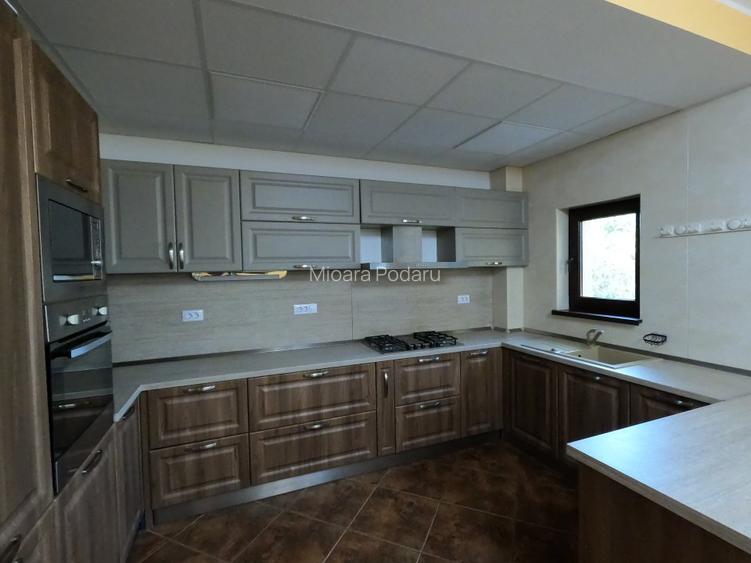 Casa cu etaj, mansarda, curte, 3 dormitoare, 3 camere de zi, 4 bai. Com. Smardan