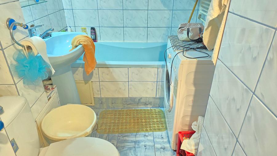 Vand apartament 3 camere semidecomandat in Deva, zona Micro 15, etaj 3,
