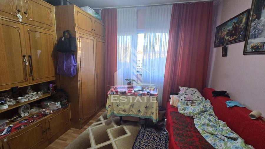 Apartament de vanzare cu 3 camere, centrala proprie, etaj 3, Lipovei