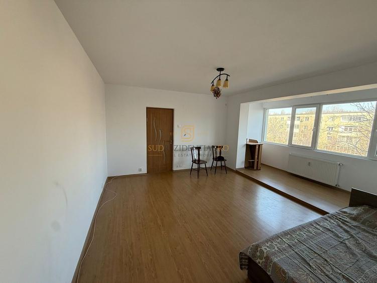 Apartament 3 camere semidecomandat, 2 balcoane, Bld Alexandru Obregia