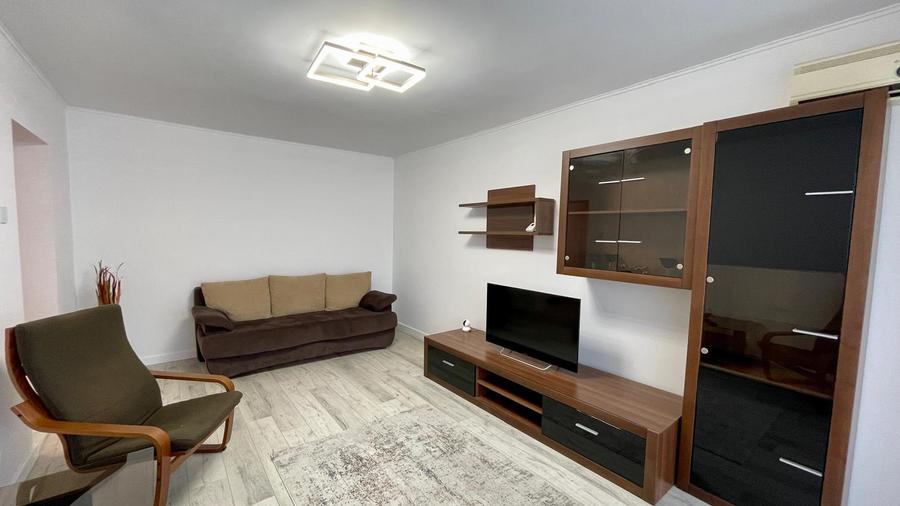 Apartament 3 camere, decomandat, zonă ultracentrală, bloc Mobilux, etaj 1