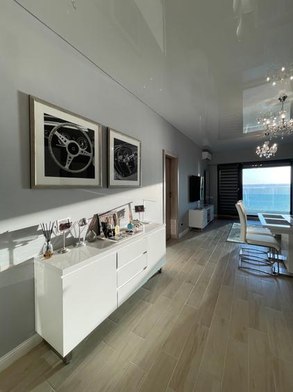Statiunea Mamaia--Centru, apartament deosebit cu vedere frontala spre lac