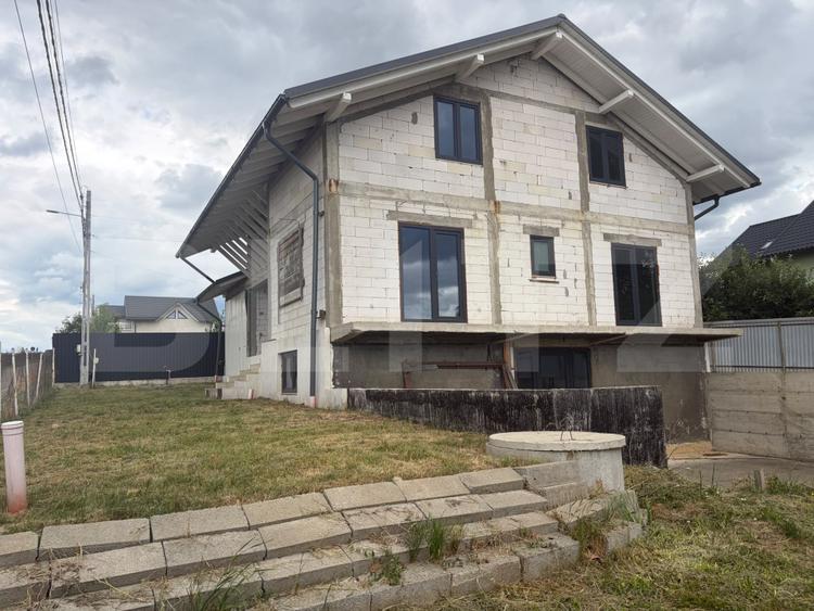 Casa de vanzare, 315 mp, 6 ari teren, 38 m front stradal, zona Plopeni