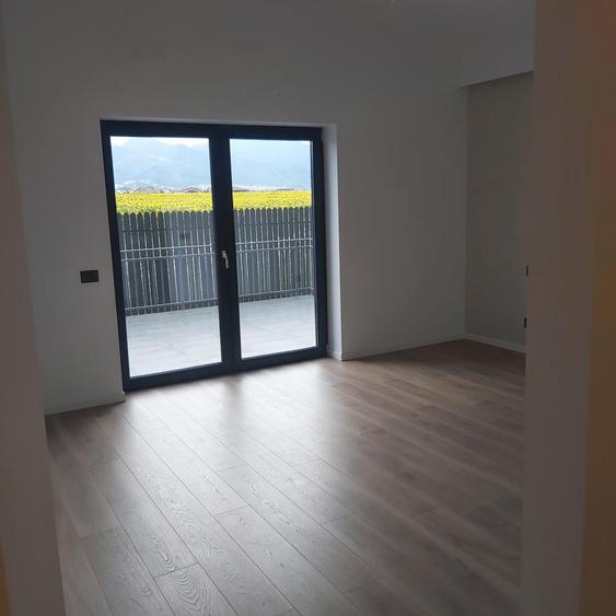 Casă premium pe parter | 110 mp utili | Teren 500 mp | Cartier Izvor – Tărlungen