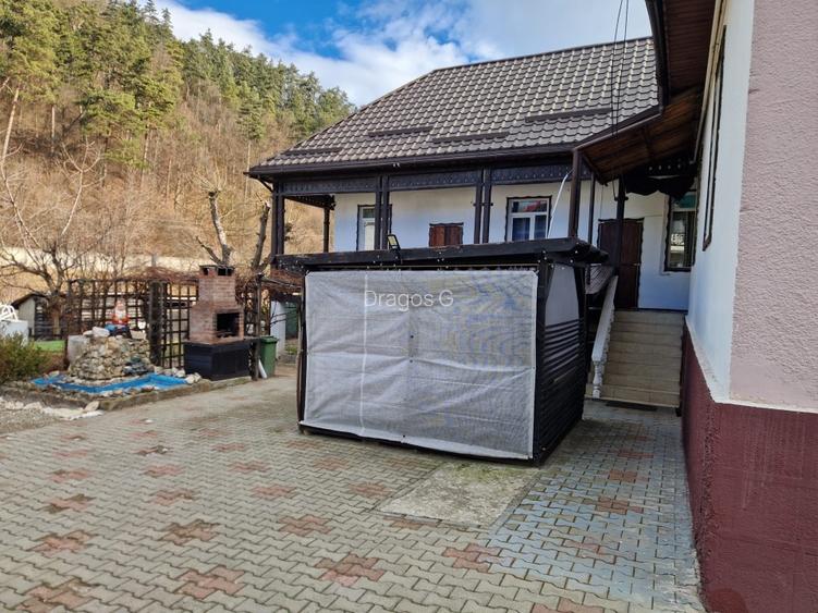 CASA in  BRAN, ZONA CENTRALA, 400 m distanta fata de Castel.  - 2