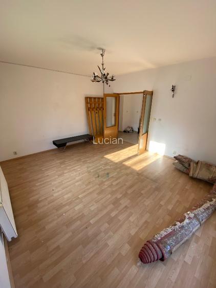 Vila cu 3 apartamente  la parter,etaj  si mansarda - 8