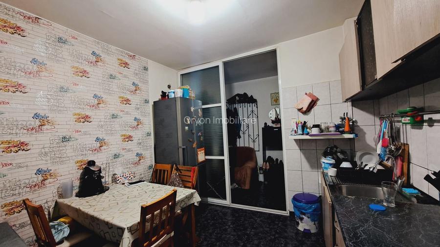 Apartament 3 camere, 65mp , semidecomandat, etaj 3, zona 1 Mai - 9