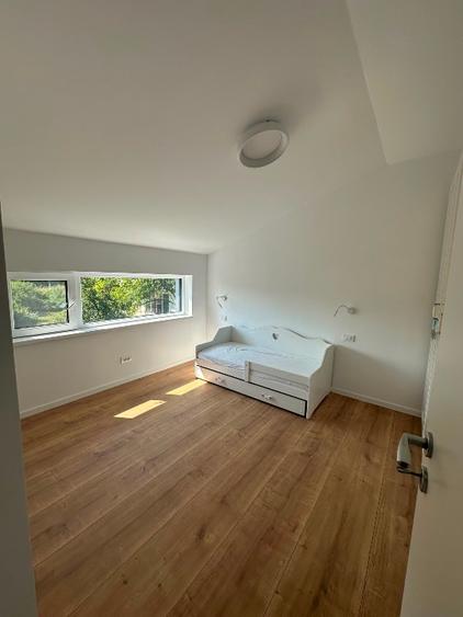 Casă pasivǎ cu 3 dormitoare de închiriat, grădină și piscină comună PRIMA CHIRIE