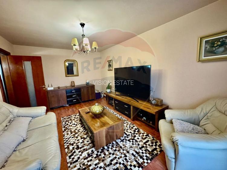 Apartament cu 3 camere de vânzare în zona Rovine - 2