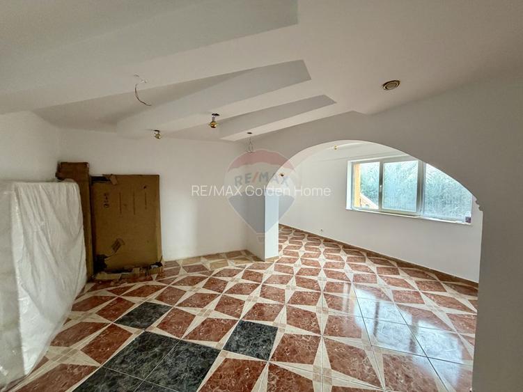 Casă / Vilă cu 8 camere - 12