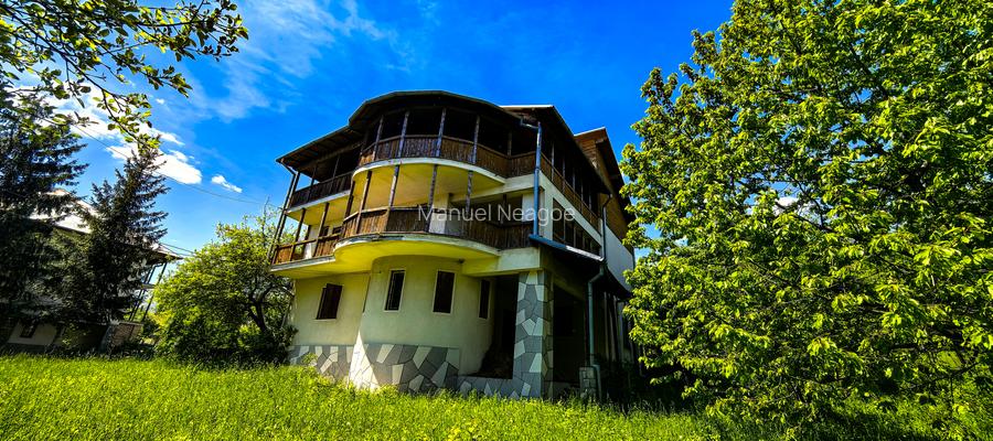 Complex imobiliar format din 2 Vile si un teren generos de 3659Mp - 16