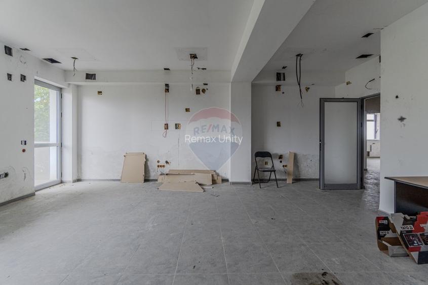 Cladire de 902 mp utili de vânzare, zona Grivitei - DN 13, COMISION 0 - 54