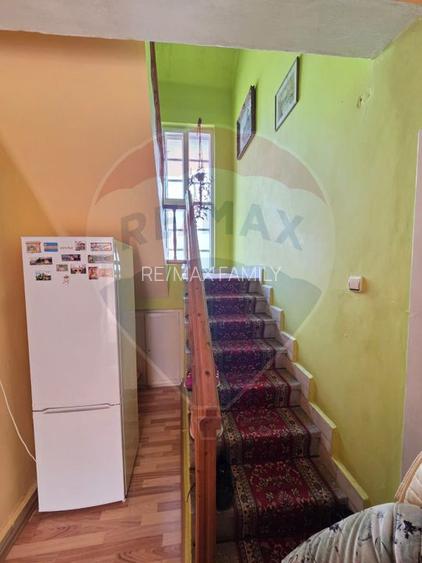 Casă cu etaj , curte proprie - 9