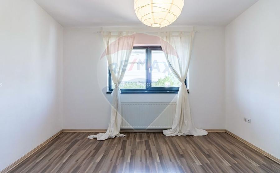 Casă / Vilă in Corbeanca,  toate utilitatile, strada principala - 12