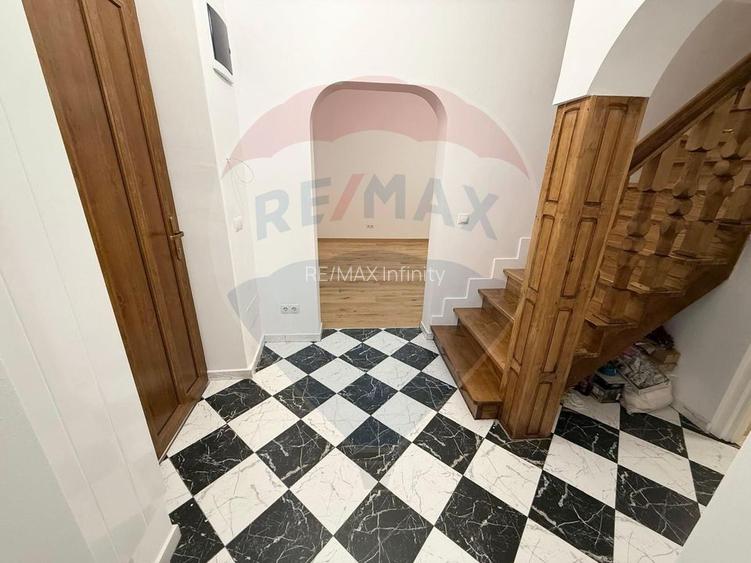 Apartament 4 camere, pe 2 niveluri si curte comuna în Centru - 36