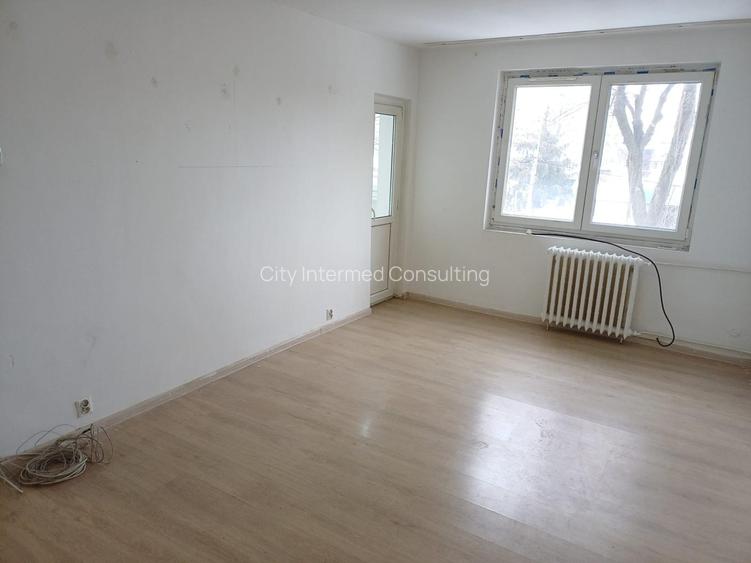 PANTELIMON intersectie cu FUNDENI et. 2/8, decomandat, imobil 1984. - 2